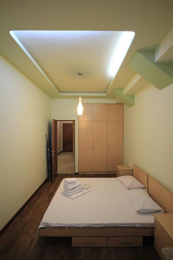 Rent Inn Yerevan On North Avenue Buitenkant foto